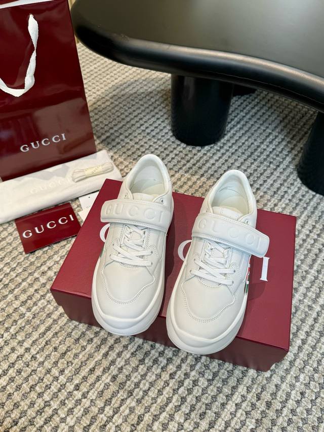 出厂价 ：光面 。打印 Gucci 24Ss最新款魔术贴老爹鞋；厚底鞋 ；休闲鞋；运动鞋 这款rhyton系列运动鞋 采用象牙白色皮革搭配，鞋身魔术贴复古设计，